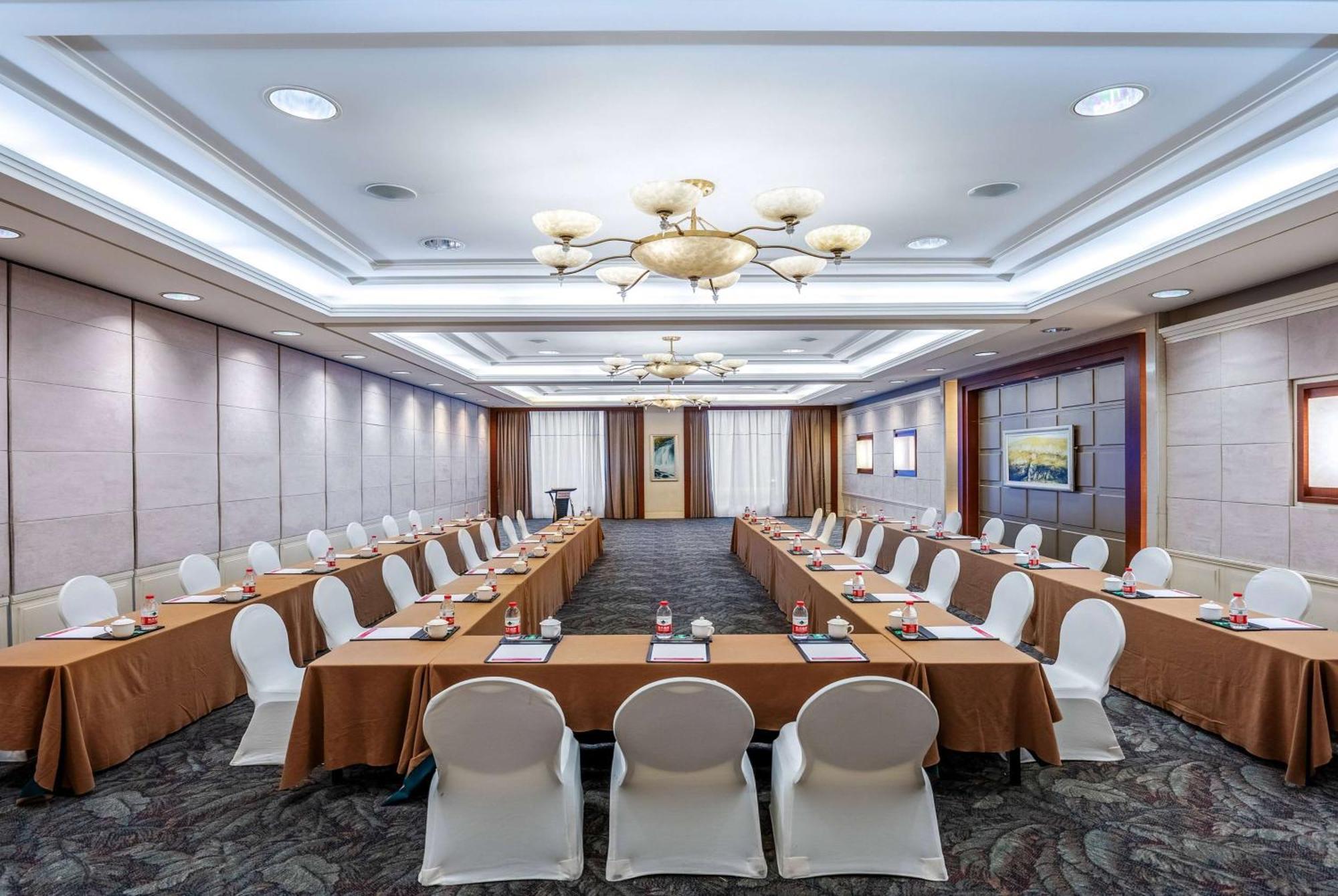 Отель Ramada Beijing North Changping Экстерьер фото
