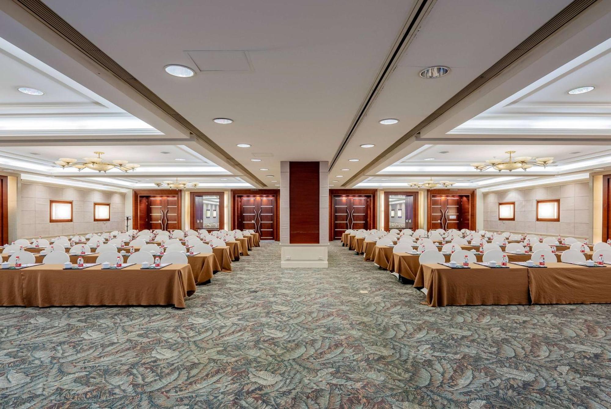 Отель Ramada Beijing North Changping Экстерьер фото