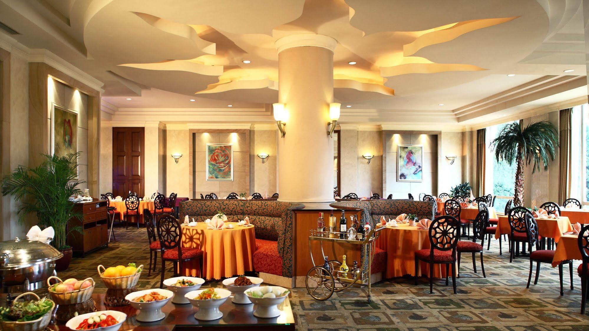 Отель Ramada Beijing North Changping Экстерьер фото