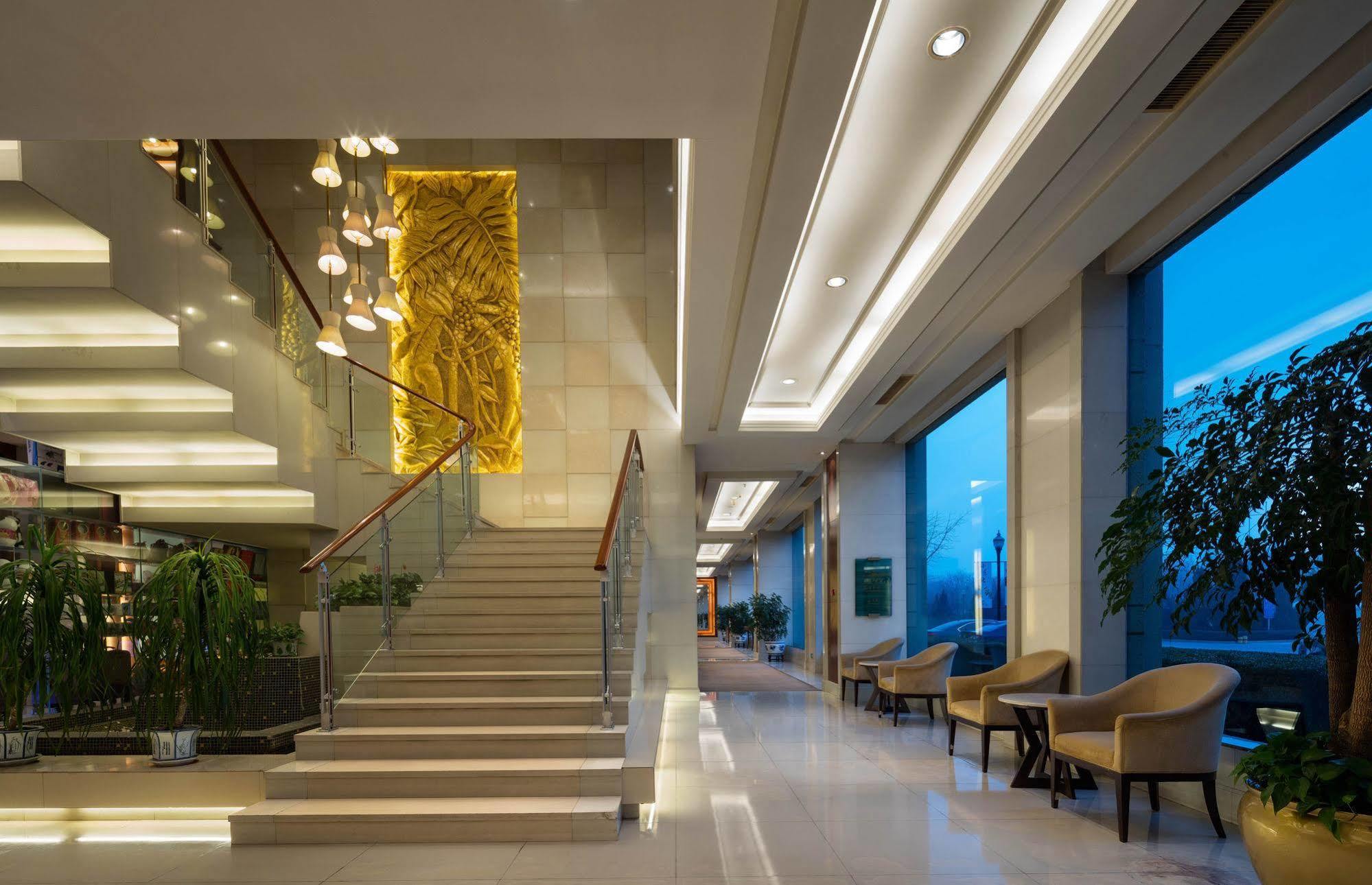 Отель Ramada Beijing North Changping Экстерьер фото